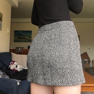 Black and white patterned mini skirt
